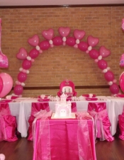1st-birthday-princess-floor-balloon-bouquets-for-cake-table-and-heart-balloon-arch-with-clusters